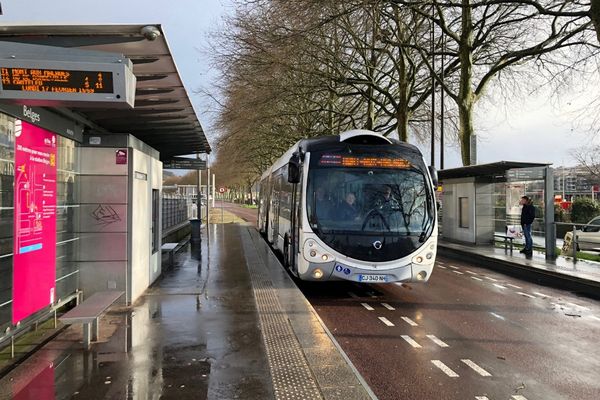 Un homme a été condamné le 2 avril 2024 à un an de prison et cinq ans d'interdiction de territoire après avoir été reconnu coupable d'agressions à caractère sexuel sur 12 femmes dans les transports de l'agglomération rouennaise.