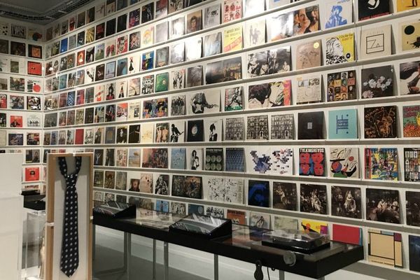 Un des moments-clés de l'exposition : un mur de 280 pochettes de vinyles, signées pour certaines par des artistes de renom comme Dali, Picasso ou Warhol.