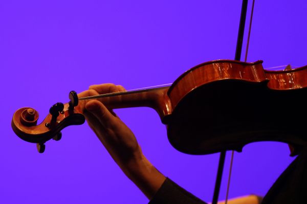 Une violoniste joue de son instrument - Photo d'illustration