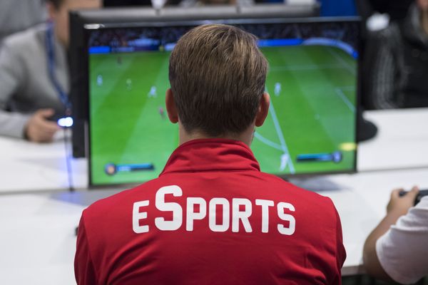 Un joueur jouant au jeu vidéo FIFA lors d'une compétition en Suisse, en novembre 2018. 