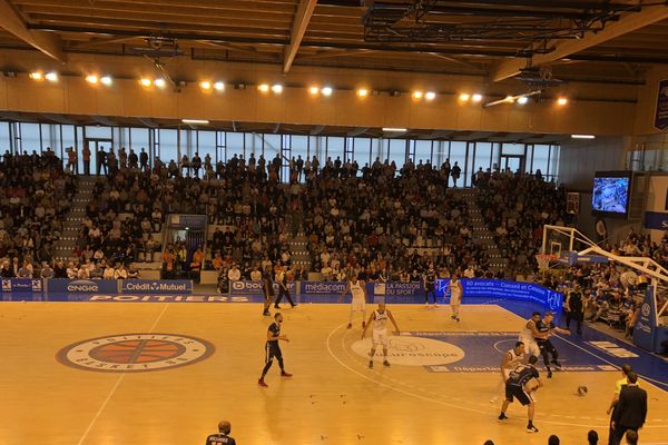 Le Poitiers Basket 86 s'incline à domicile face à Roanne : 71/74