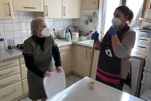 À chaque fois, Marcella (91 ans) propose à Jocelyne, son aide à domicile, un petit café.