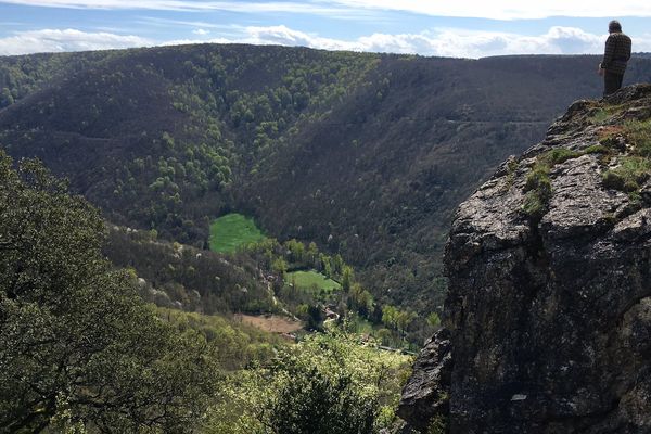 Entre 1945 et 1980, les retombées radioactives des essais nucléaires atmosphériques ont contaminé la Montagne Noire, dans le sud du Tarn. 