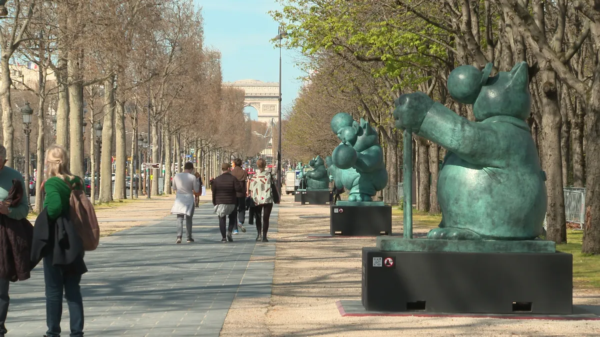 Gigantesques Sculptures Du Chat De Philippe Geluck Exposees Sur Les Champs Elysees