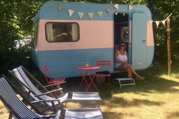 La caravane "Clara" proposée aux vacanciers au camping de Chalandray dans la Vienne.