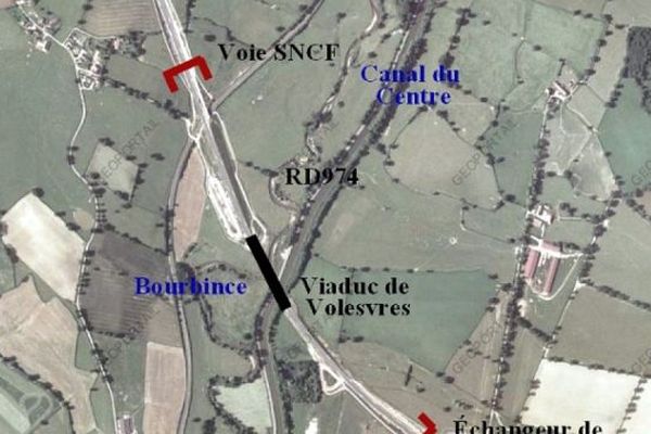 Le viaduc franchit la Bourbince,le RD 974, le canal du Centre et un chemin agricole