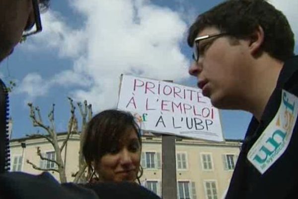 Les étudiants de l'Université Blaise Pascal de Clermont-Ferrand dénoncent la baisse des dotations du Ministère qui, selon eux, met en danger les conditions d'études.