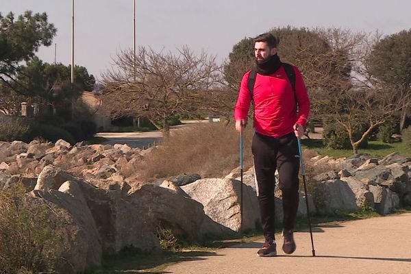 Marcher, l’exercice paraît simple. Mais pour Florent, qui s’exerce chaque après-midi, c’est une revanche sur la vie après l’annonce brutale d’un cancer des os.