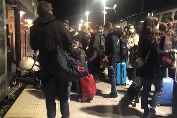 Changement de train en gare de Marseille Saint-Charles.