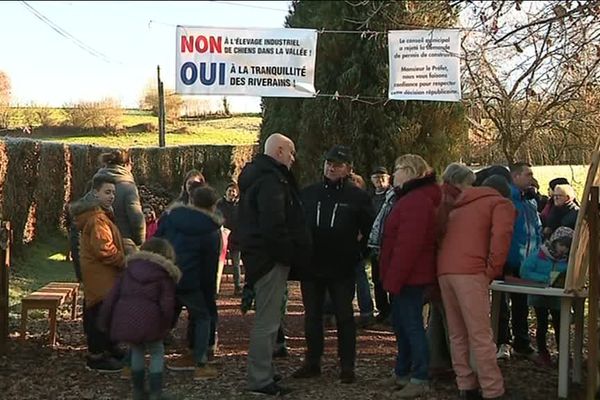 80 riverains ont manifesté ce dimanche leur opposition à un projet d'élevage canin sur la comme du Tanu, dans le sud-Manche.