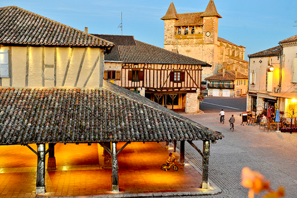 La magnifique bastide médiévale de Villeréal en Lot-et-Garonne, Nouvelle-Aquitaine, participe au concours "Le Village préféré des Français".