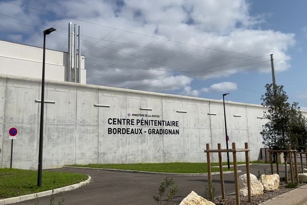 La première phase de reconstruction du centre pénitentiaire de Bordeaux-Gradignan s'est achevée en mai 2024, et déjà les problèmes se multiplient.