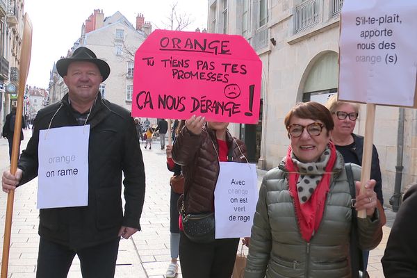 Muni de pancartes et de rames, le collectif a manifesté dans une ambiance joviale, devant la boutique Orange.