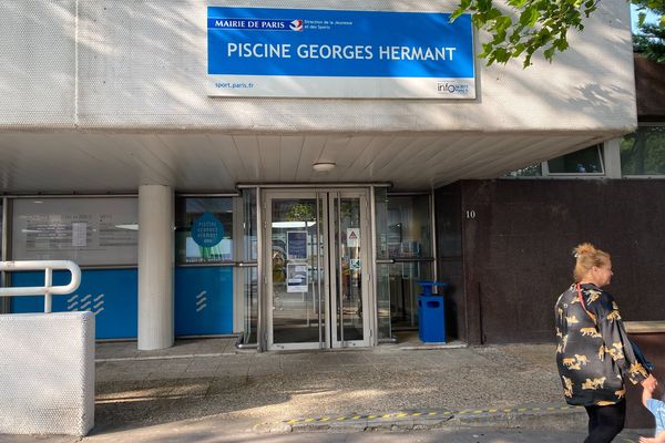 La piscine Georges-Hermant se trouve aux abords des Buttes-Chaumont.