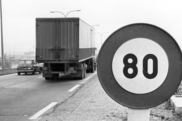 La vitesse sera-t-elle limitée à 80 km/h sur certaines routes secondaires françaises ? Cette photo, prise le 30 novembre 1973, montre des véhicules passant devant un panneau de limitation de vitesse à 80 km/h, afin d'économiser le carburant à la suite de la crise du pétrole.
