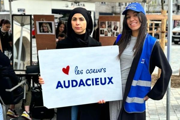 En partenariat avec une école de coiffure locale, Les Coeurs audacieux avaient coiffé gratuitement des étudiants et des Sans domicile fixe sur la Place de la révolution à Besançon (Doubs).