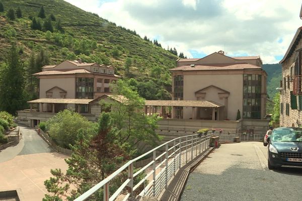 Au coeur du village, les thermes de Saint-Laurent-les-Bains constituent la principale activité de ce secteur reculé des Cévennes ardéchoises.