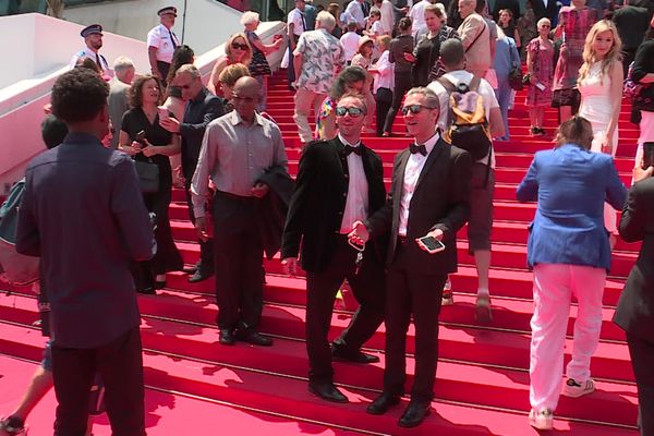 Tenue correcte exigée pour certaines habitantes et habitants de Cannes, ce dimanche 26 mai, venus assister à la projection au Palais des festivals de la Palme d'or 2024 : Anora, de Sean Baker.