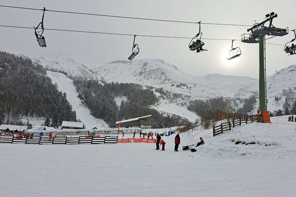 Les stations de ski d'Auvergne sont prêtes à débuter les vacances scolaires, comme celle du Mont-Dore (Puy-de-Dôme).