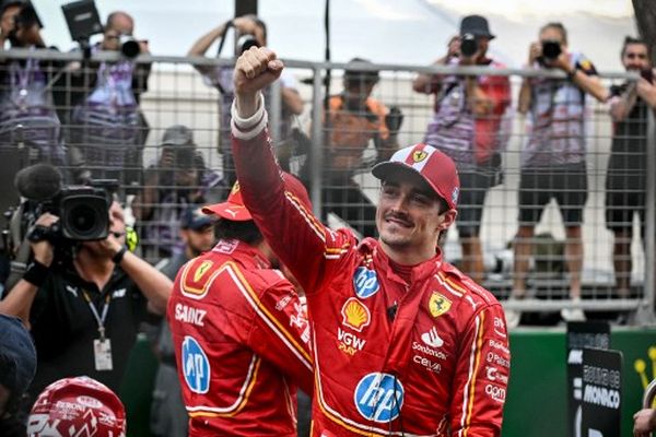 Charles Leclerc, le poing levé, s'impose lors de cette 8e manche du championnat. Il scelle surtout sa première victoire sur ses terres monégasques.