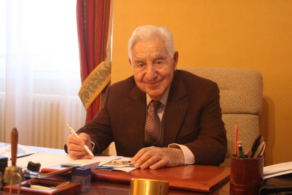 André Trigano à son bureau en 2020 avec cet enthousiasme et ce sourire chaleureux qui ne l'a jamais quitté.