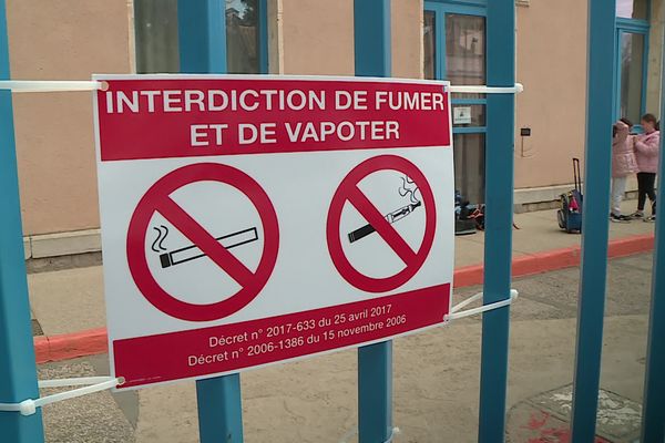 La mairie de Cournonsec au sud-ouest de Montpellier dans l'Hérault a pris une décision radicale : elle interdit la cigarette devant les établissements scolaires et les aires de jeux du village.