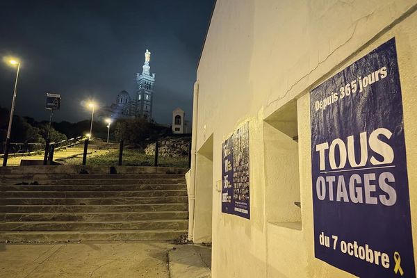 Un affiche collée à Marseille par le collectif 7 octobre Marseille dans la nuit du 6 au 7 octobre 2024