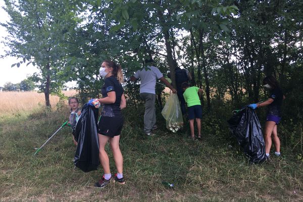 Les licenciés du Charleville-Mézières Trail participent à un plogging, le lond des berges de la Meuse. 