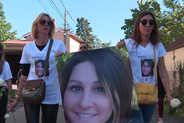 Dans le cortège, d'autres mamans qui côtoyaient Nathalie Ducrot à la sortie de la crèche et de l'école.