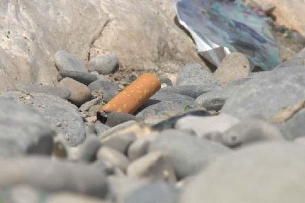 Sur la plage abandonnée...Un mégot !