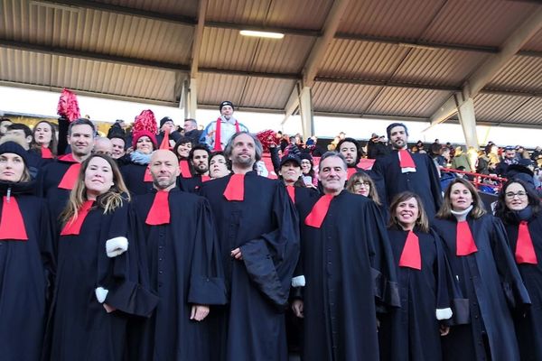 Les avocats en robe lors de la rencontre Toulouse Gloucester