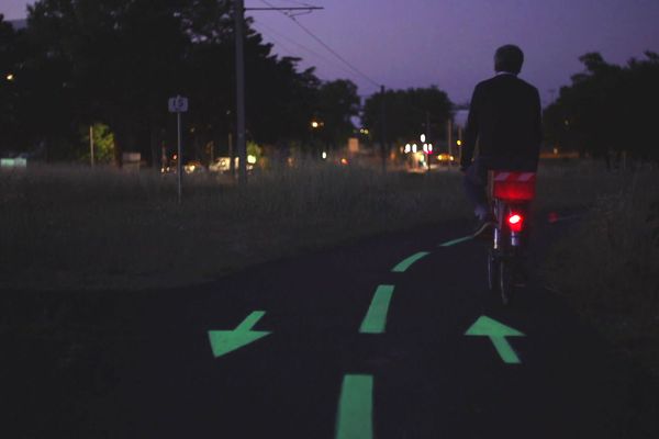 La pose d'une peinture luminescente permet de visualiser les pistes cyclables même la nuit.