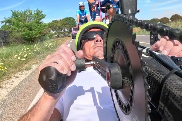 Lunel (Hérault) - Franck, un major retraité de la gendarmerie gravement blessé en mission sur son handbike, prêt à partir pour une opération solidarité - 4 mai 2023.