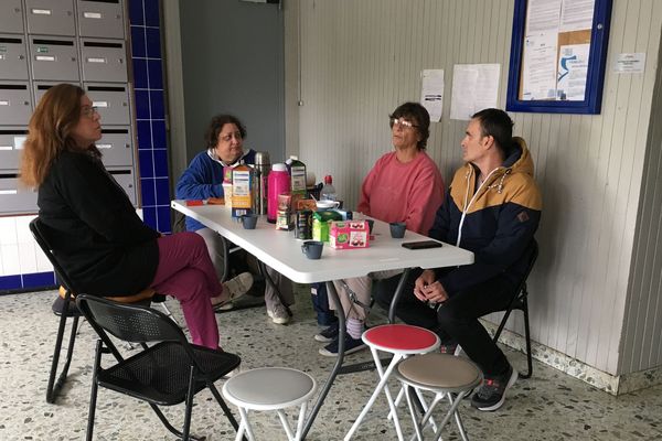 Les habitants s'installent dans le hall 