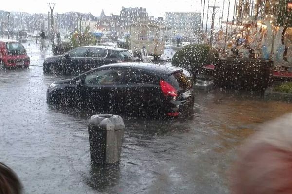 Une voiture bloquée par les eaux sur les quais de Dieppe samedi 19/07 vers 19 heures 45.