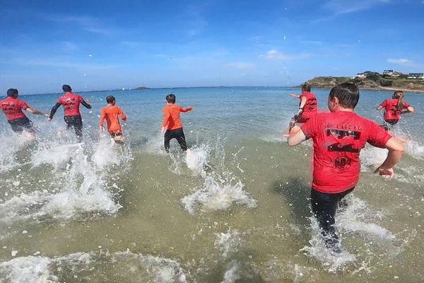 Nautisurf à Saint-Malo propose toute l'année des initiations au sauvetage en mer.