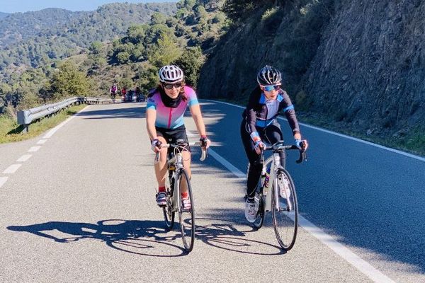 Les 13 femmes participantes au projet Donnes des Elles au vélo.