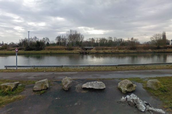 Le corps a été repêché par les pompiers dans le canal.