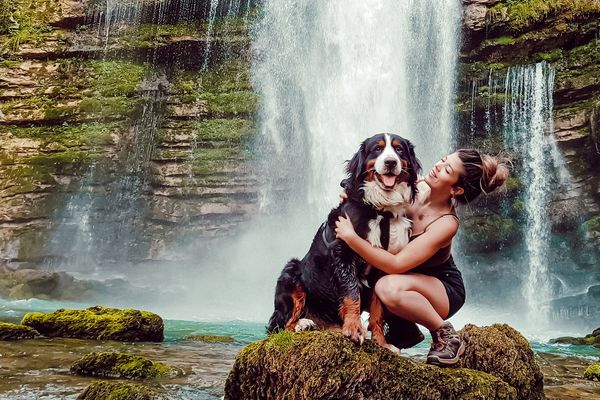 Justine et montana aux cascades du hérisson (Jura)