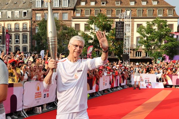 Arsène Wenger était le dernier relayeur de la flamme olympique à Strasbourg, mercredi 26 mai.