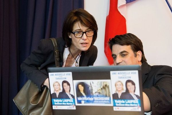 La candidate du FN à Tarascon, Valérie Laupies, consulte les premiers résultats dimanche soir.