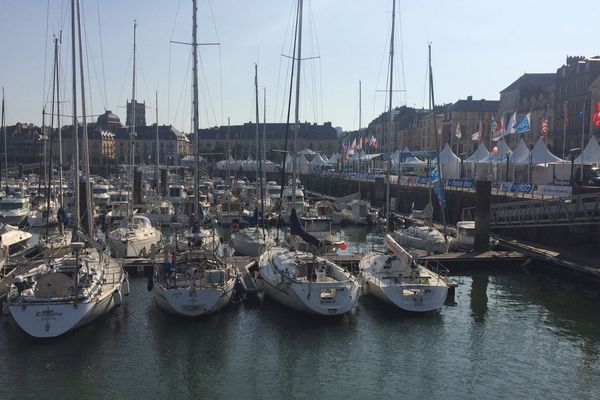 Derniers préparatifs dans le  port de Dieppe avant l'ouverture du village de "la Solitaire Urgo Le Figaro 2017"