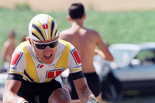 Le français Charly Mottet team Systeme U lors du contre la montre du 10 juillet 1987 au Futuroscope. Lors de ce 74e tour le maillot changera plusieurs fois de coureur entre Charly Mottet, Stephen Roche, Jean François Bernard and Delgado ...