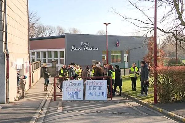 La mobilisation des parents devant l'école publique de Feuchy.