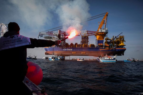 Bras de fer en baie de Saint-Brieuc. Le 7 mais 2021, des pêcheurs encerclent la plate-forme de forage du navire "Aeolus" pour protester contre le projet de construction de 62 éoliennes au large de la baie.