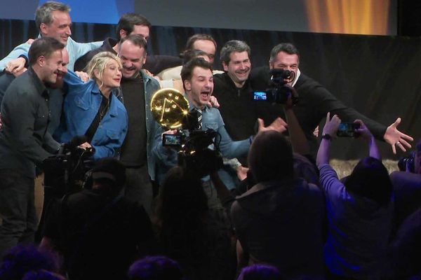 Michaël Youn et une partie de l'équipe de Divorce Club, lauréat du Grand Prix du festival du film de comédie de l'Alpe d'Huez 2020.