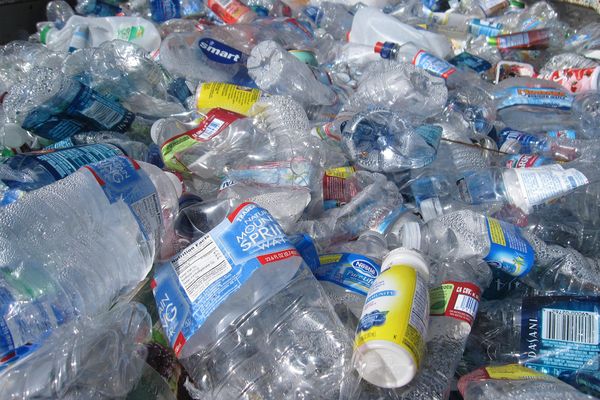 Recyclage des bouteilles d'eau en plastique.