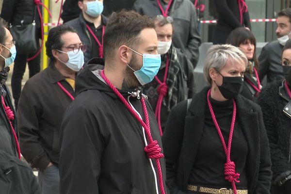 En noir et la corde autour du cou, les commerçants brivistes ont manifesté pour leur survie.