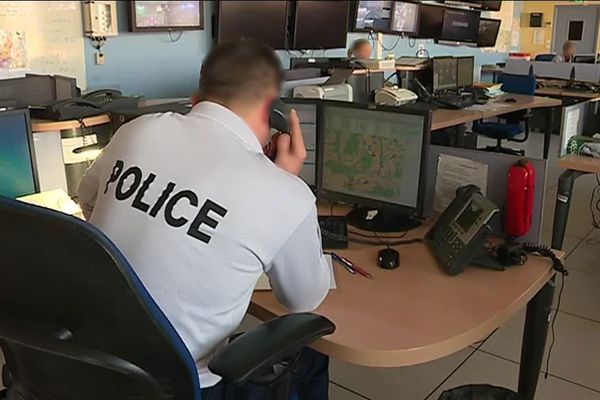 Appels au 17 (Police-Secours) : salle du  CIC 76  (centre d’information et de commandement) de la direction départementale de la sécurité publique de Seine-Maritime à Rouen. C'est ici qu'arrivent tous les appels de Seine-Maritime.