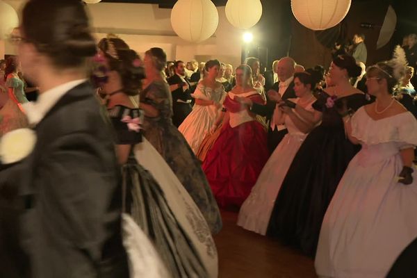 Le bal impérial de Pontivy a rassemblé quelque 150 danseuses et danseurs ce 28 octobre 2023